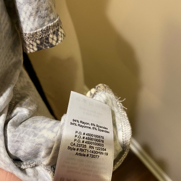 Aritzia Babaton Gray Green Snake Skin Tee Shirt - Picture 8 of 8